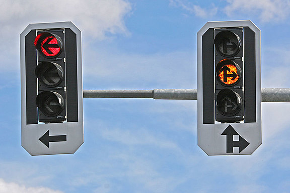 Rotes Licht für Linkseinbieger, Gelbes Licht für Geradeausfahrer und Rechtseinbieger
