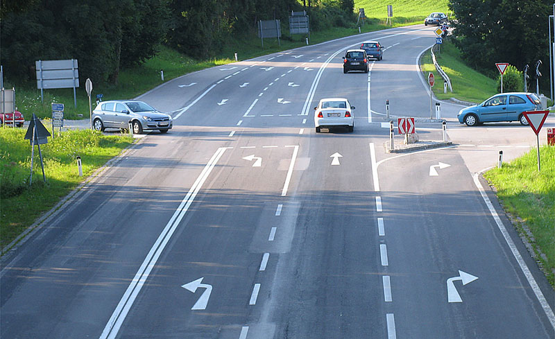Sie Fahren Außerorts Mit Drei Markierten Fahrstreifen Fahrschule Fürböck in Mödling: Richtungspfeile