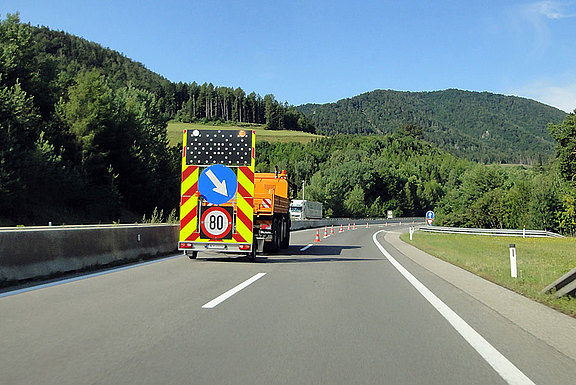 autobahn-baustelle-strassendienst.jpg 