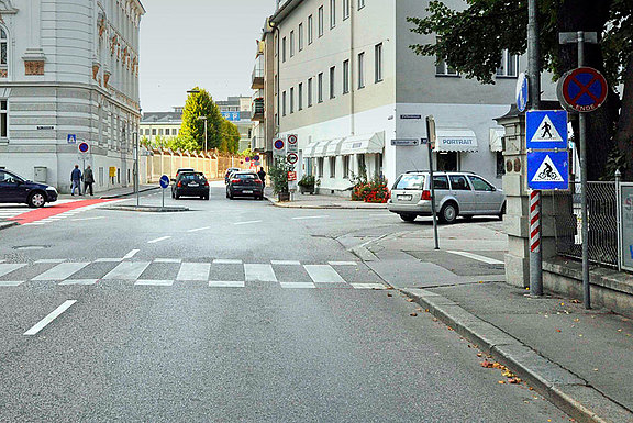 Die Bodenmarkierungen für einen Fußgängerübergang und eine Radfahrerüberfahrt