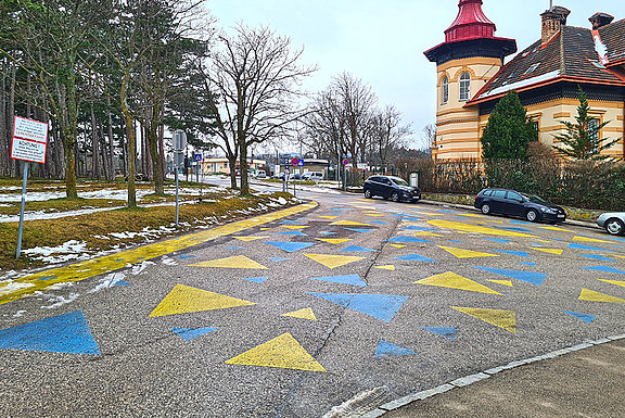 Gelbe und blaue Dreiecke am Boden