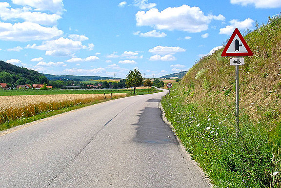 Verkehrssituation auf einer Freilandstraße