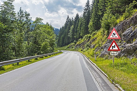 Kurvenreiche Freilandstraße