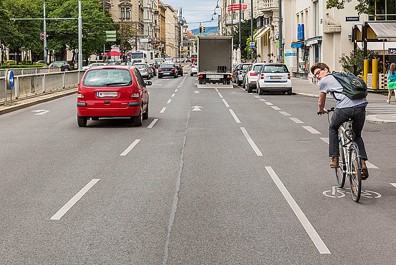 Ein LKW verstellt einen Mehrzweckstreifen. Das durchgehende Befahren des Mehrzweckstreifens ist nicht möglich