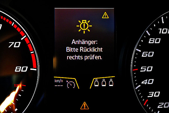 Warnzeige für defekte Anhänger-Beleuchtung am Armaturenbrett des Autos