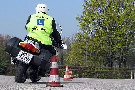 Ein Motorradfahrer fährt einen Slalom