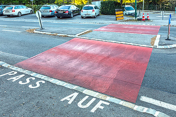 Querungshilfe durch rote Einfärbung der Fahrbahn