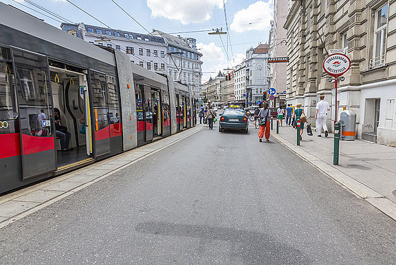 vorbeifahren-strassenbahn-haltestelle-okay.jpg 