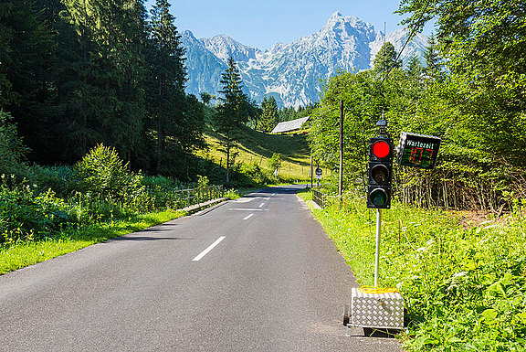 Rotes Licht bei einer Straßenbaustelle