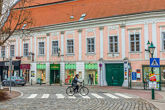 Eine Radfahrerin fährt am Fußgängerübergang