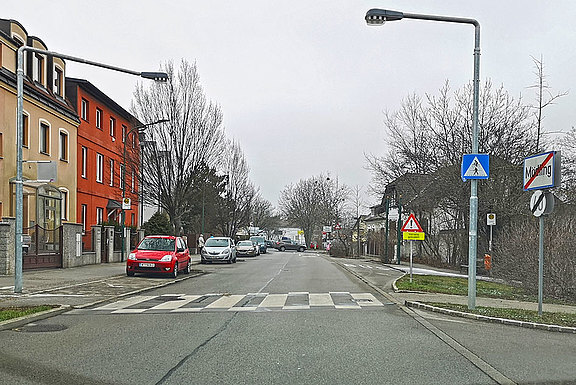 radfahrerueberfahrt-zebrastreifen-uebereinander.jpg 