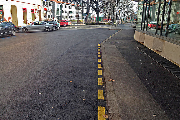 Gelbe, unterbrochene Linie am Fahrbahnrand