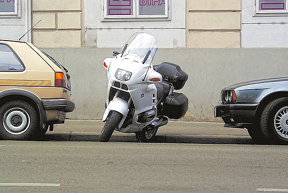 Ein Motorrad zwischen zwei Autos