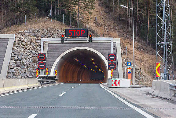 Rotes Licht an einem Tunnelportal