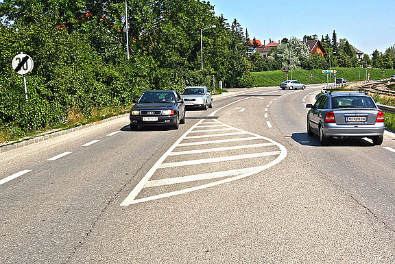 Ein schraffierter Bereich auf der Fahrbahn