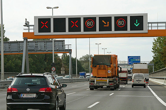 autobahn-fahrstreifensignal.jpg 