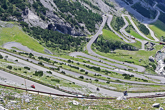 Kurven am Stilfser Joch in Südtirol