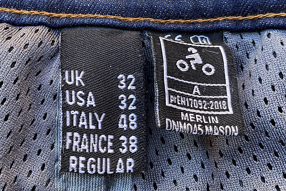 Etikett in einer Motorrad-Jean