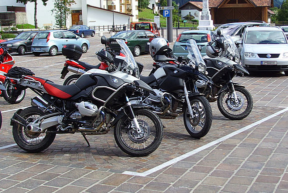 parkmarkierung-motorraeder.jpg 