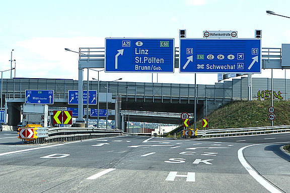 Länderkürzel CZ, SK und H am Knoten Vösendorf