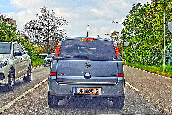 Eine Anhängekupplung verdeckt das Auto-Nummerntaferl