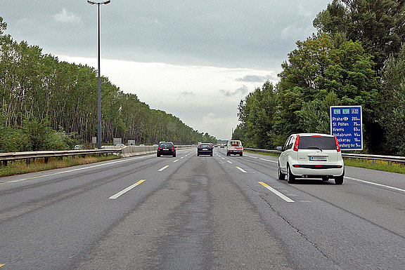 fahrbahn-feucht.jpg 