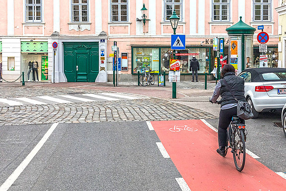 Eine Radfahrerin am Ende eines Mehrzweckstreifens