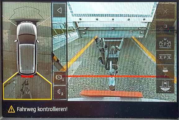 Anhänger im Bild der Rückfahrkamera