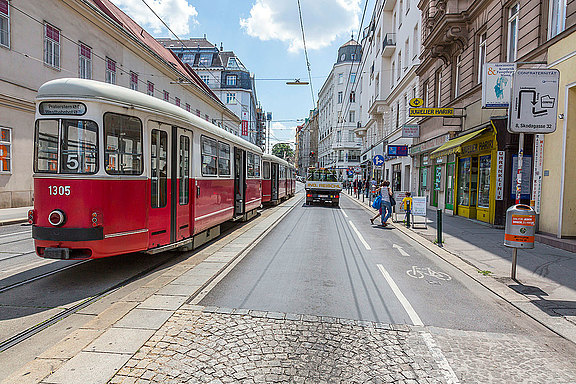 vorbeifahren-strassenbahn-haltestelle.jpg 