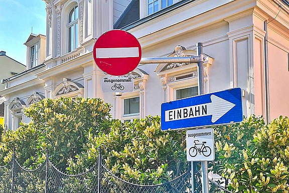 Einbahnschild und Einfahrt verboten, ausgenommen Radfahrer