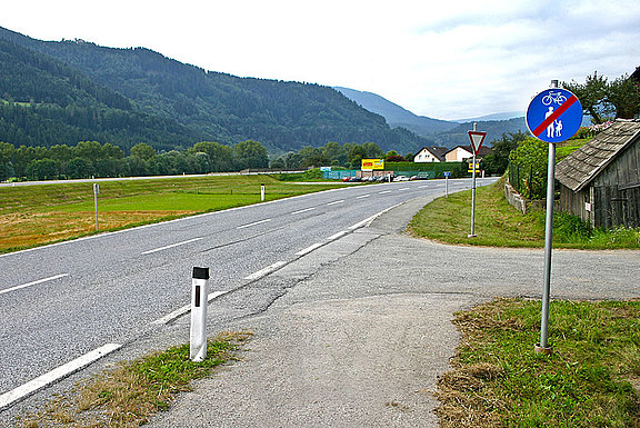 Ein Radweg endet außerhalb des Ortsgebietes