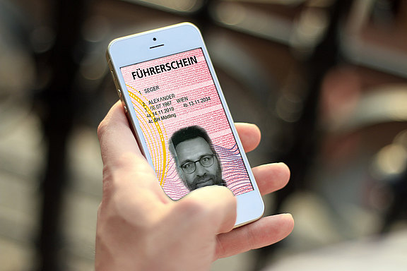 Mobiltelefon mit Führerscheindaten am Display