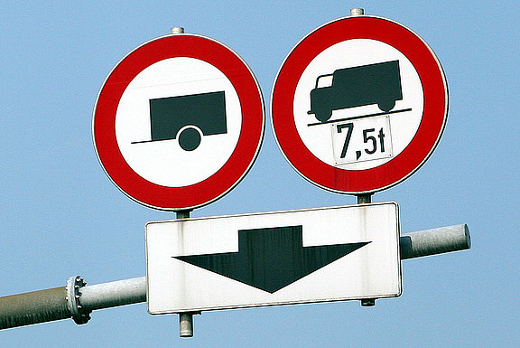 lkw_fahverbot_fahrstreifen.jpg 