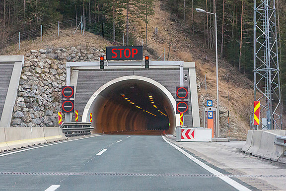 autobahn-tunnelsperre.jpg 